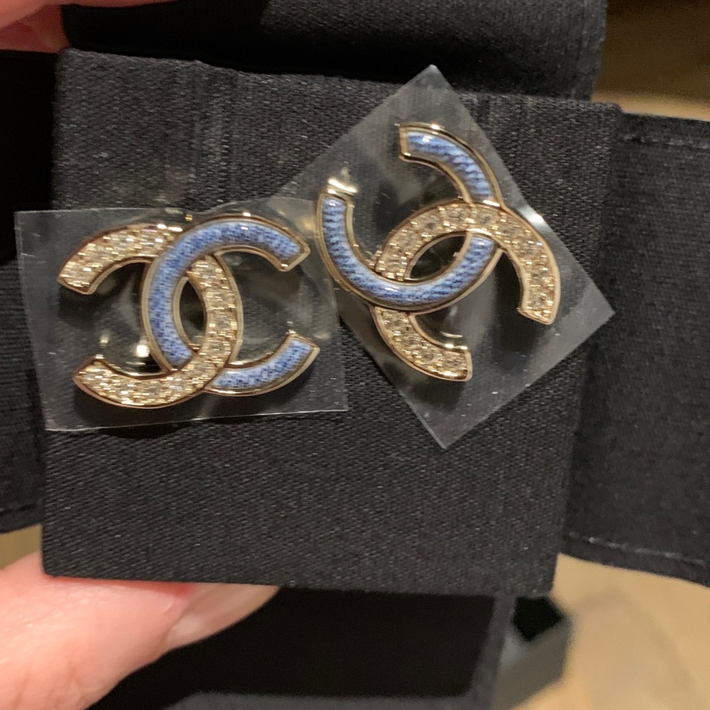 Absolutely stunning authentic brand new Chanel studs blue /crystals cc earrings - Picture 3 of 9